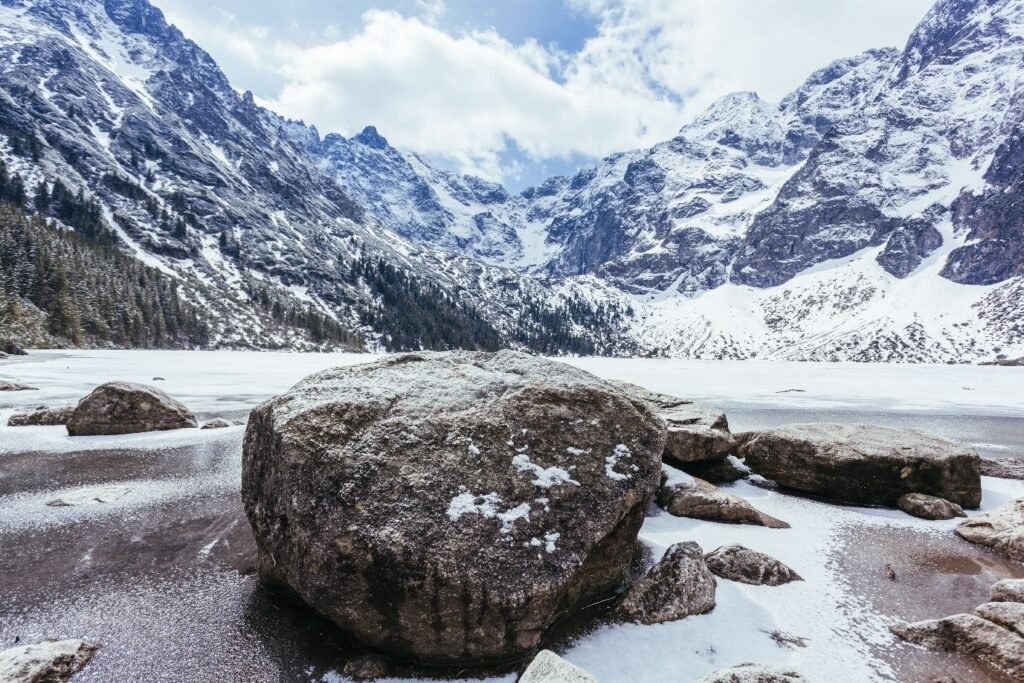 rocks-lake-with-mountains-winter